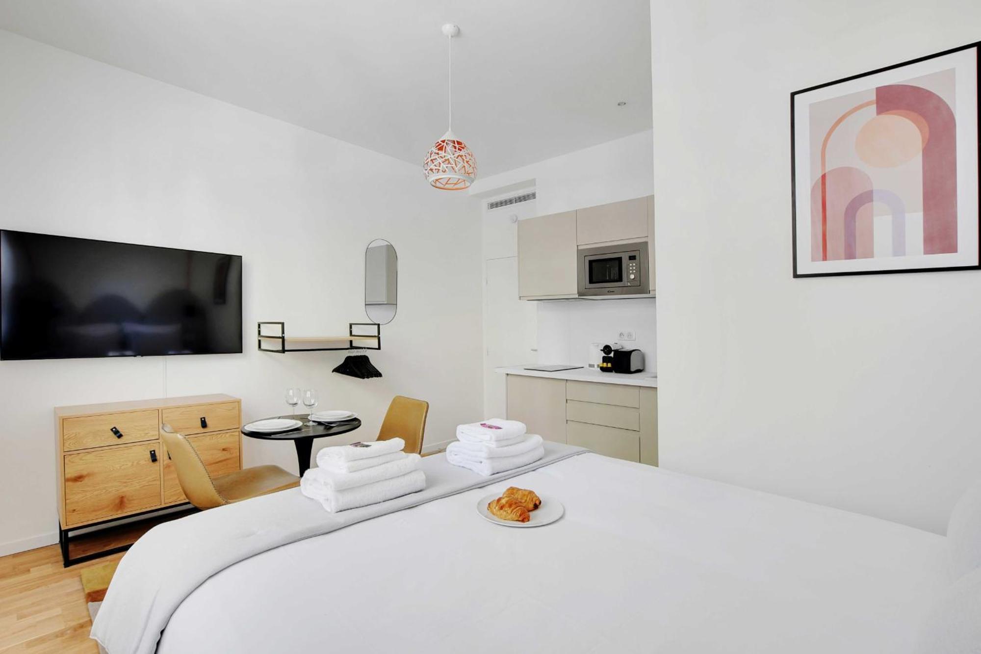 Des Poissonniers Apartment